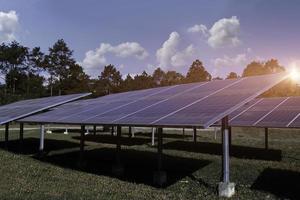 Solarpanel, Photovoltaik, alternative Stromquelle. nachhaltige Ressourcen. alternatives Energiekonzept. foto