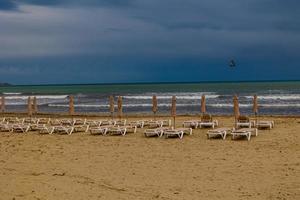 Strand Landschaft mit ein Strand mit Sonnenliegen und das Meer im Nein Menschen foto