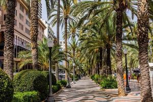 berühmt Original Strand Arkade im alicante Spanien auf ein warm Sommer- Tag foto