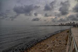 Landschaft leeren felsig Strand auf ein wolkig Tag Spanien foto