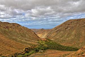 leeren mysteriös bergig Landschaft von das Center von das Kanarienvogel Insel Spanisch fuerteventura mit ein wolkig Himmel foto