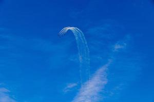 Flug von fünf Cessna Flugzeuge Über alicante Rauch Spanisch Flagge gegen das Blau Himmel foto