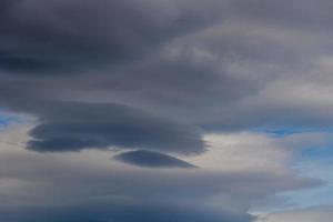 Himmel mit grau groß runden tolle Wolken foto