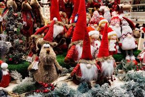 Plüsch Weihnachten Elfen im rot Hüte Hintergrund foto