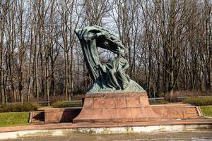 Landschaft mit Warschau Chopin Monument im früh Frühling auf ein sonnig Tag foto