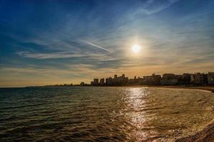 Strand Landschaft mit Sonnenuntergang alicante Spanien mit Wolken im das Himmel foto