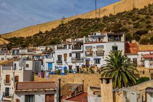 l historisch alt bunt Häuser Barrio Santa Cruz alicante Spanien auf ein sonnig Tag foto