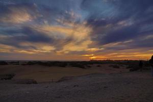 bunt Sonnenuntergang auf das Spanisch Insel von gran Canaria im das Maspalome Dünen foto