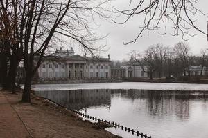 Wasser Palast im das königlich Park im Polen auf das Teich auf ein Herbst Tag foto