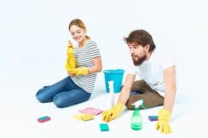 Mann und Frau beim Zuhause Waschmittel Haushalt Reinigung Hygiene foto