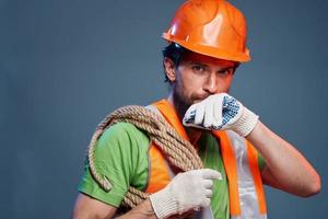 Mann im Arbeiten Uniform Konstruktion Industrie abgeschnitten Aussicht foto