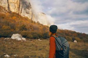 Frau mit Rucksack im Jacke Herbst Reise Berge foto