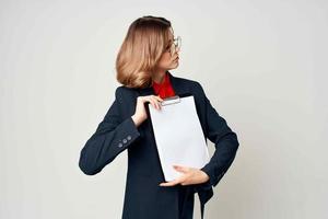 emotional Geschäft Frau im passen Mappe mit Papiere Manager Büro Licht Hintergrund foto