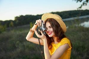 Frau mit Hut auf ihr Kopf Lächeln Natur Schnappschuss foto