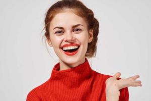 Porträt von ein Frau im ein rot Sweatshirt Lebensstil Studio Spaß Modell- foto