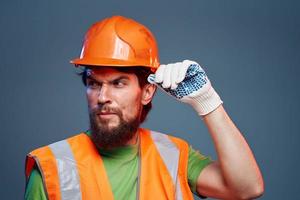 emotional Arbeiter Konstruktion Uniform Fachmann Nahansicht Blau Hintergrund foto