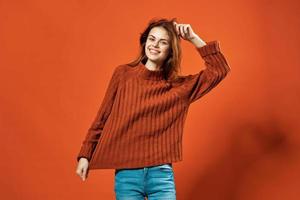 heiter Frau im rot Sweatshirt posieren Mode Studio isoliert Hintergrund foto