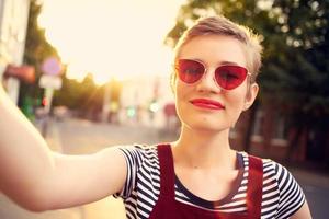 Frau tragen Sonnenbrille Gehen das Stadt Sommer- Zuhause foto
