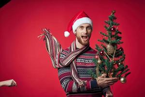 Mann im ein Sweatshirt Weihnachten Urlaub Weihnachten Baum Dekoration foto