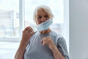 Alten Frau medizinisch Maske Atmung Schutz foto