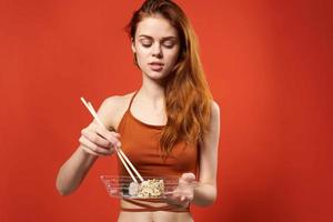 Frau im rot t Hemd Essstäbchen Sushi asiatisch Essen foto