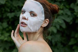 Porträt von ein Mädchen Gesicht Maske zurück Aussicht berühren Gesicht mit Hand Kosmetologie foto