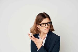 Frau im passen gestikulieren mit Hand offiziell Geschäftsfrau Büro Arbeit foto