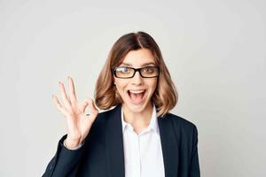 Geschäft Frau tragen kurz behaart Brille Emotionen Licht Hintergrund foto