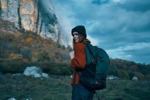 Reisender im ein Sweatshirt mit ein Rucksack auf ihr zurück Tourismus Wolken Himmel Landschaft foto