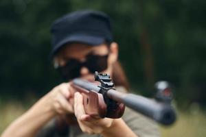 Frau Soldat Schnauze Waffe Sicht Jagd Ziel Grün Blätter foto