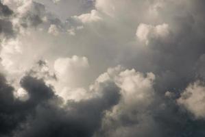 dramatisch Wolkenlandschaft von dunkel Kumulus Wolken zündete durch das Sonne foto