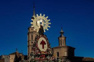 Christian Feier im Saragossa, Spanien, im das okternik firga im Blumen gegen das Himmel foto