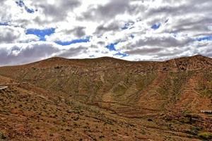 leeren mysteriös bergig Landschaft von das Center von das Kanarienvogel Insel Spanisch fuerteventura mit ein wolkig Himmel foto