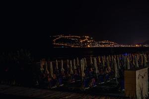 Nacht Aussicht von das Türkisch Stadt von Alanya mit Beleuchtung auf das Hügel foto