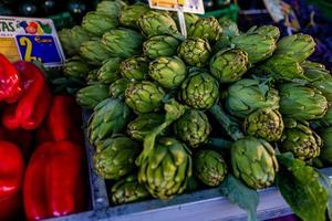 Grün Spanisch Artischocken gesund auf ein Markt Stand foto