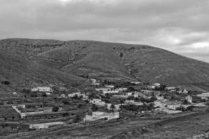 leeren mysteriös bergig Landschaft von das Center von das Kanarienvogel Insel Spanisch fuerteventura mit ein wolkig Himmel foto