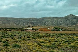 leeren mysteriös bergig Landschaft von das Center von das Kanarienvogel Insel Spanisch fuerteventura mit ein wolkig Himmel foto