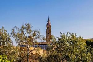 September Herbst Aussicht von das Kathedrale und das Fluss im Saragossa im Spanien auf ein warm sonnig Tag foto