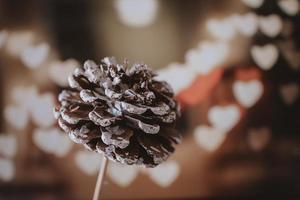 golden Weihnachten Kegel auf das Hintergrund von Bokeh im Nahansicht foto