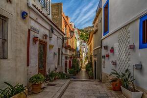 l historisch alt bunt Häuser Barrio Santa Cruz alicante Spanien auf ein sonnig Tag foto