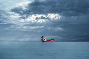 rot Ladung Schiff im das Blau Meer Ruhe minimalistisch Landschaft foto