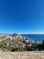 Landschaft von das Stadt von alicante Panorama von das Standpunkt von das Stadt und das Hafen auf ein warm sonnig Tag foto