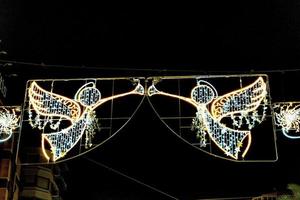 Weihnachten Beleuchtungen im alicante Spanien im das Straßen beim Nacht foto
