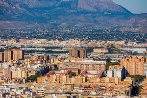 Aussicht auf ein sonnig Tag von das Stadt und bunt Gebäude von das Standpunkt alicante Spanien foto