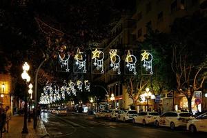 Weihnachten Beleuchtungen im alicante Spanien im das Straßen beim Nacht foto