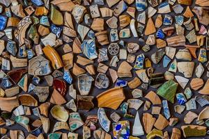 Hintergrund von Stücke von Lehm farbig gebrochen Keramik Dekoration abstrakt foto