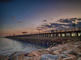 l Sonnenuntergang Landschaft von alicante Spanien mit Seebrücke foto