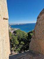 Landschaft von das Stadt von alicante Panorama von das Standpunkt von das Stadt und das Hafen auf ein warm sonnig Tag foto