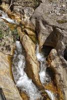 ein natürlich wild Landschaft im das Türkisch Berge mit ein interessant Wasserfall und das Sapadere Schlucht foto