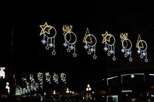 Weihnachten Beleuchtungen im alicante Spanien im das Straßen beim Nacht foto